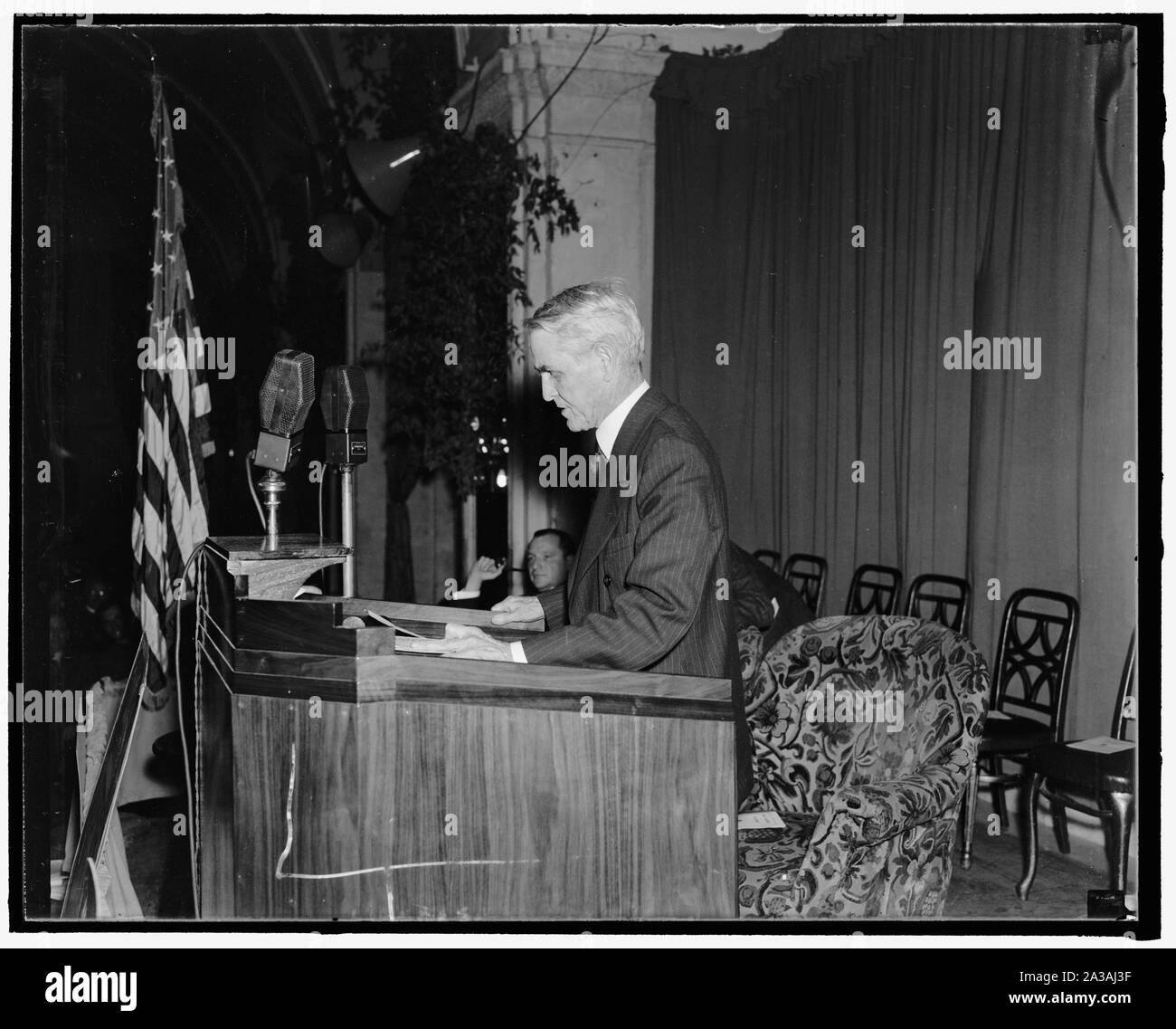 Il senatore indirizzi Congresso ebraico. Washington D.C., nov. 29. Il senatore Capper, Repubblicano del Kansas, parlare prima di American Jewish Congress durante la sua riunione di due giorni qui al Willard Hotel. Nel suo discorso il senatore Capper parlava fortemente a favore del progetto di legge attualmente in corso in seno al Congresso rendendo illegittimo per insegnare il avvocato principi di governo basata sulla discriminazione contro le persone di una determinata razza o credo religioso Foto Stock