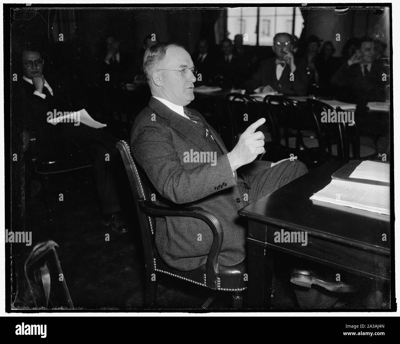 Il senatore testimonia prima del comitato del Senato. Washington D.C., gen. Il senatore Edward R. Burke, di Neb. che appaiono prima di un potere giudiziario del senato sottocomitato che ha aperto le audizioni per la sua risoluzione per autorizzare un'indagine del NLRB, Sen. Burke, ha dichiarato che l'Agenzia federale ha creato una diffusa sfiducia' e quasi una condanna universale, 1/27/38 Foto Stock