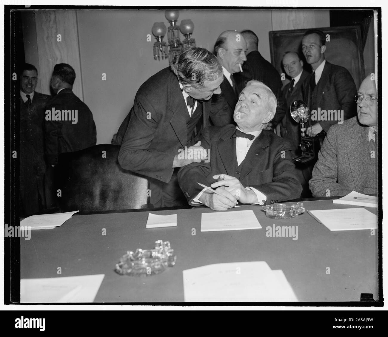 Senatori in un huddle. Washington D.C., nov. 17. Il senatore Tom Connally, di Tex. Sinistra; chi ha avviato il filibuster intesi a Anti-Lynching Bill conferisce con il Senatore George Norris, di Neb. destra. 11/17/37 Foto Stock