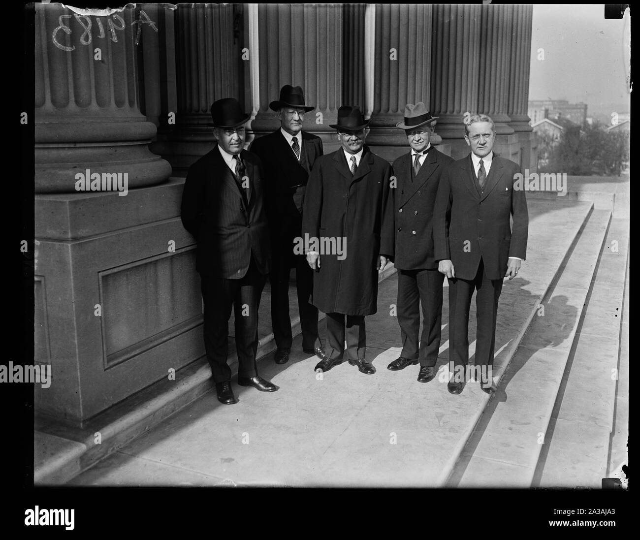 Senatori su Capitol passi dopo la riunione di caucus, venerdì mattina, nov. 28, quando il Sen. Curtis è stato eletto presidente del Senato, a succedere al compianto Senatore Lodge. A sinistra per rt.: Wm. M. Butler, nuovo Sen. dal Massachusetts, Sen. James Watson di Ind., Sen Chas. Curtis del Kansas, Sen. J.H. Metcalf da R.I. a succedere al compianto Sen. Brandage e il Senatore George H. il Mosè di N.H. Foto Stock