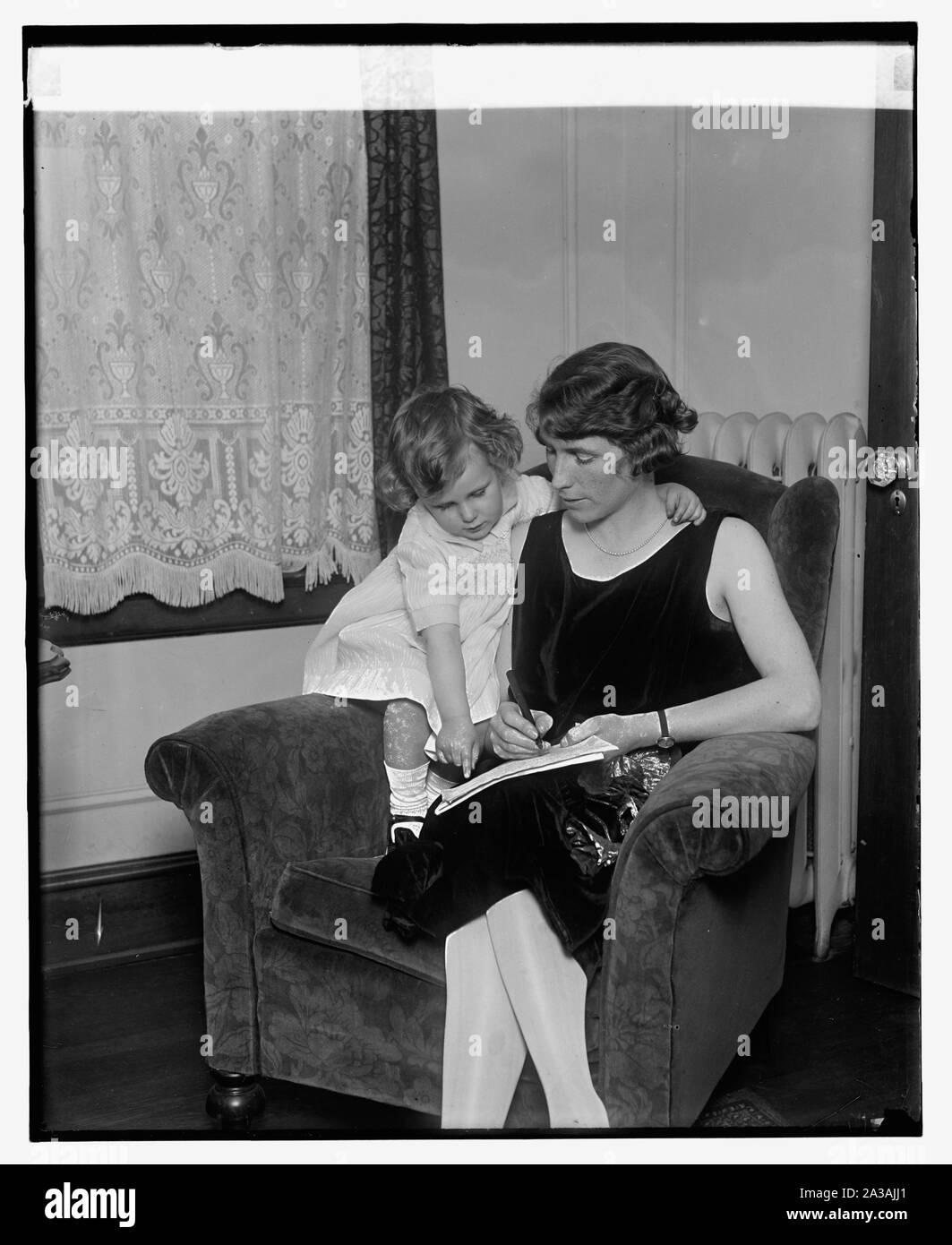 Senora de giovani, moglie del Naval attache del Cile e la figlia Sonia Foto Stock