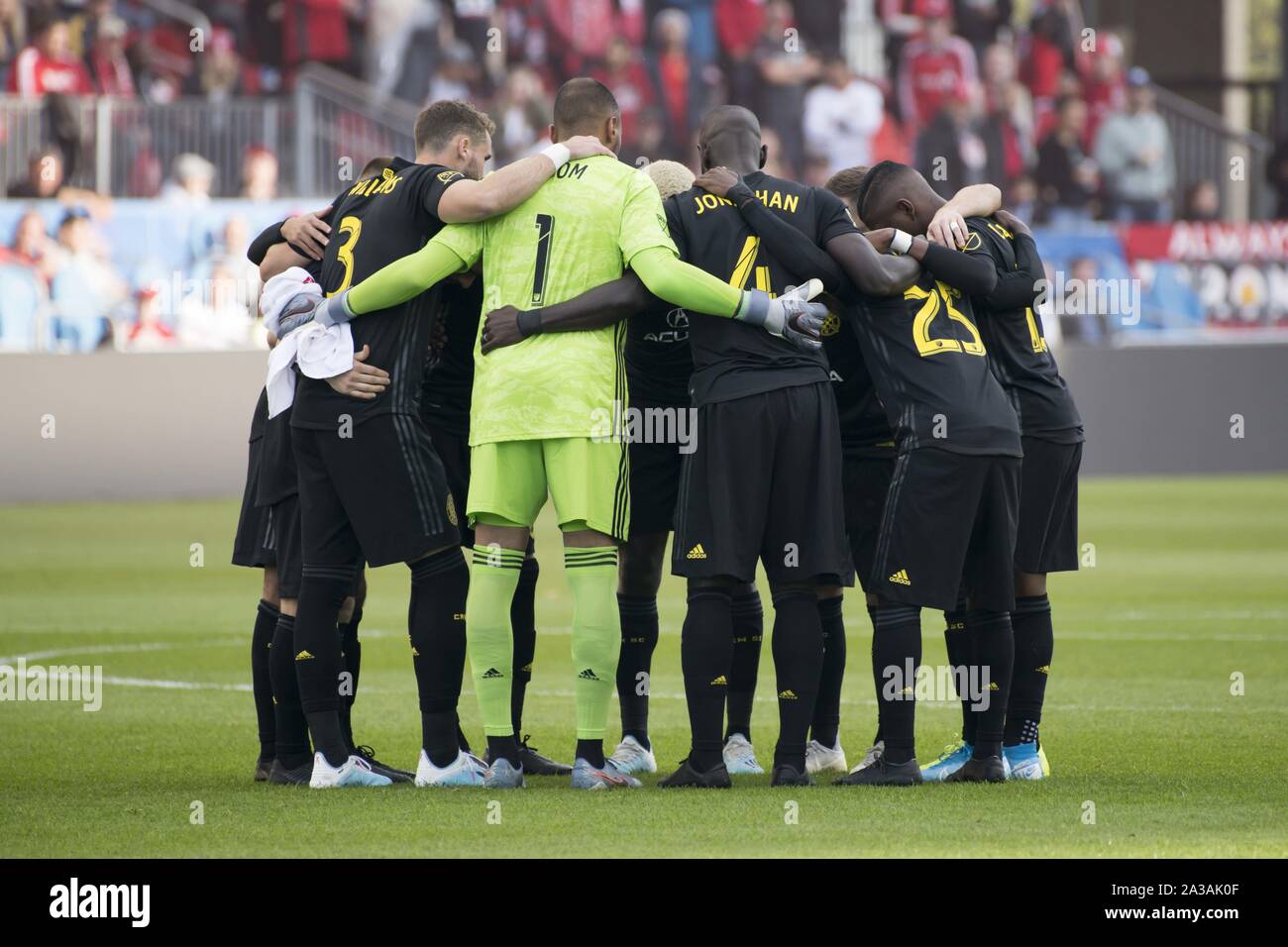 Toronto, Ontario, Canada. 6 Ottobre, 2019. Columbus Crew SC giocatori huddle prima che il gioco di MLS tra tra Toronto FC e Columbus SC. Toronto ha vinto 1-0 Credito: Angelo Marchini/ZUMA filo/Alamy Live News Foto Stock