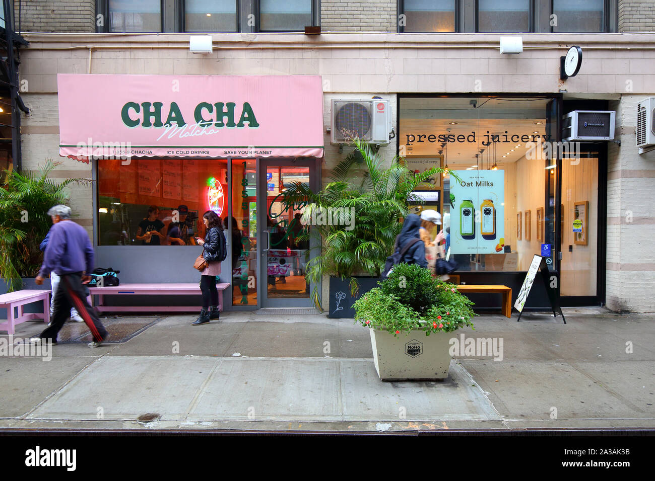 Cha Cha Matcha, premuto Juicery, 327-329 Lafayette Street, New York, NY. esterno alla vetrina di caffè nel NoHo quartiere di Manhattan. Foto Stock