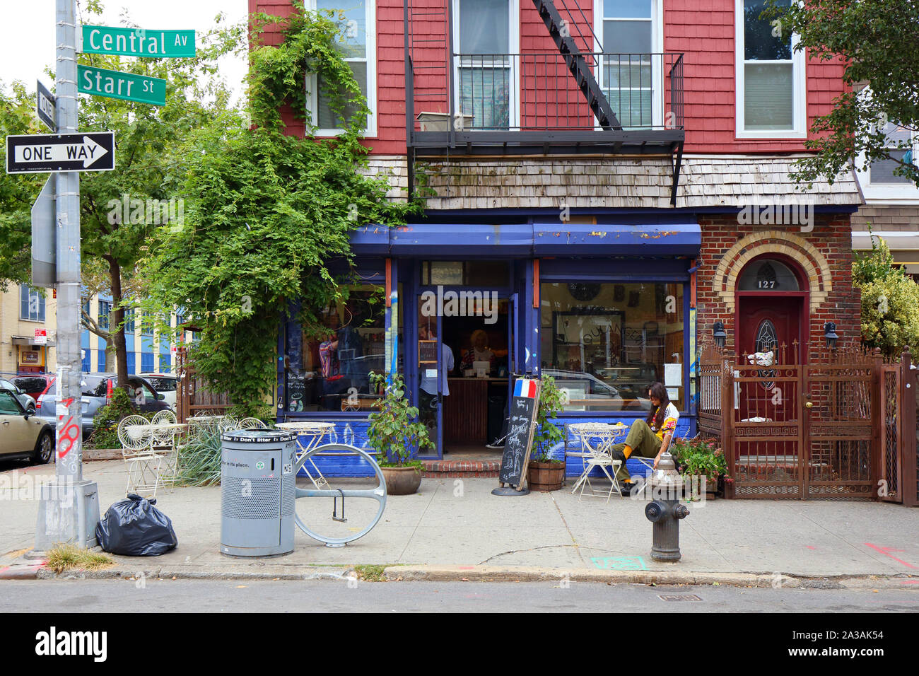 Bushwick panificio, 127 Central Avenue, Brooklyn, New York. esterno alla vetrina di una panetteria francese e cafè sul marciapiede in bushwick Foto Stock