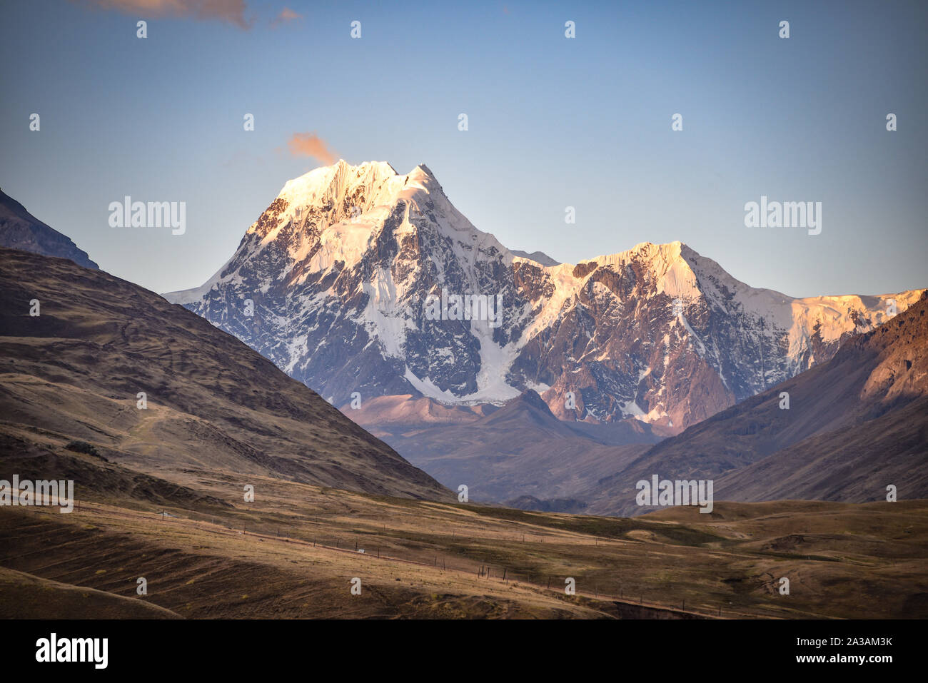 Andina incredibili paesaggi di montagna nella valle Chillca. Ausungate, Cusco, Perù Foto Stock