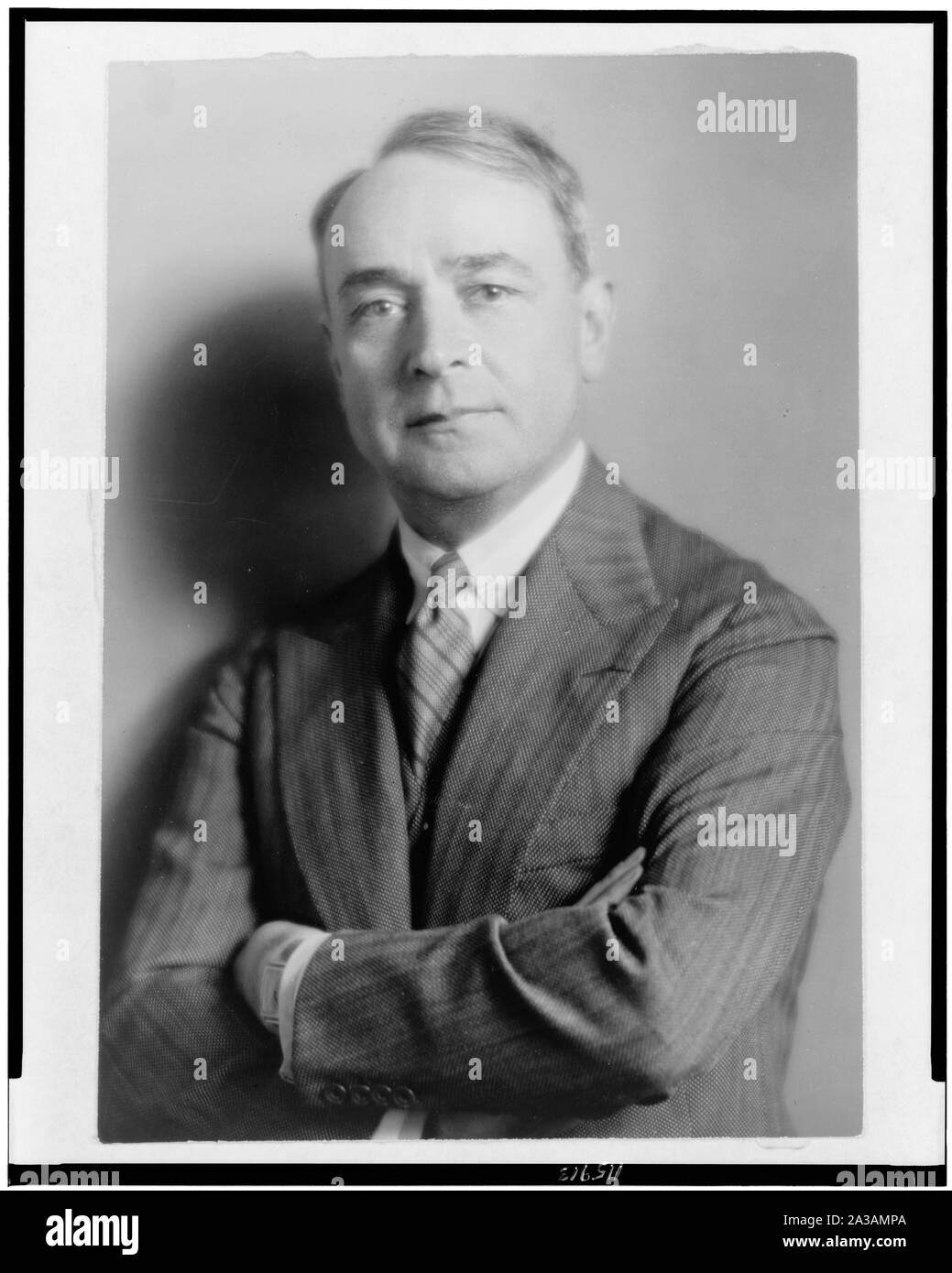 Serge Koussevitzky, mezza lunghezza verticale, rivolto verso la parte anteriore Foto Stock