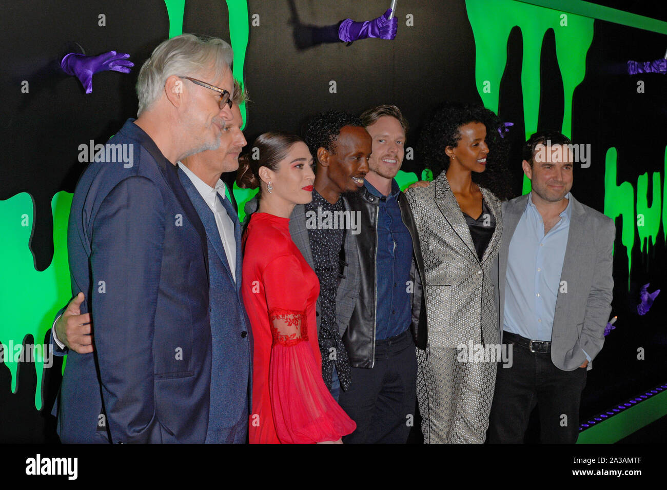 NEW YORK, NY - OTTOBRE 04: Tim Robbins, Paolo scintille, Lizzy Caplan, Barkhad Abdi, Matteo Alan, Yusra Warsama. Gli attori Tim Robbins, da sinistra, Paolo Spar Foto Stock