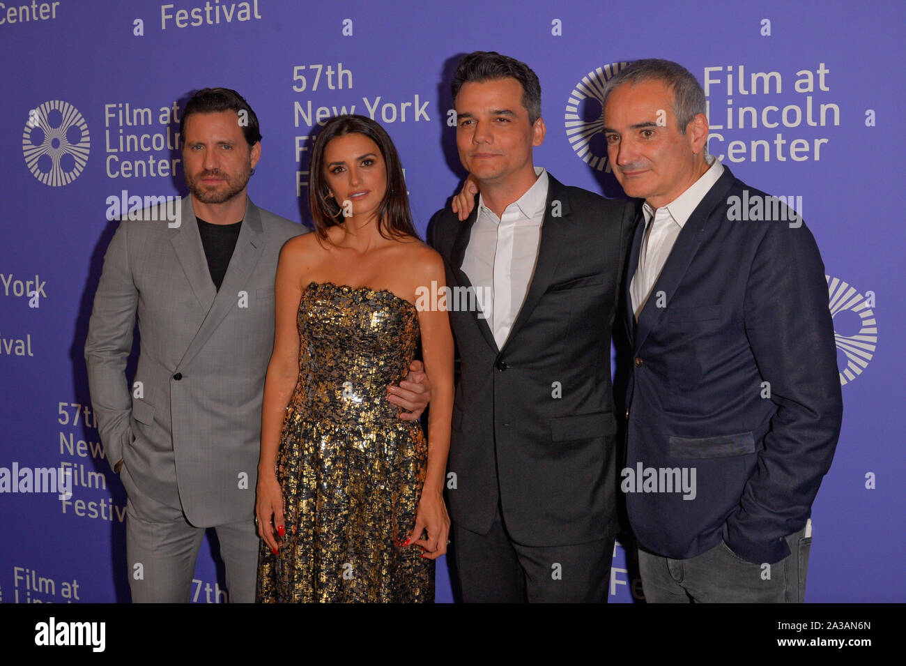 NEW YORK, NY - OTTOBRE 05: Edgar Ramirez, Penelope Cruz, Wagner Moura e Oliverier Assayas frequentare la 57th New York Film Festival 'Wasp Rete' arri Foto Stock