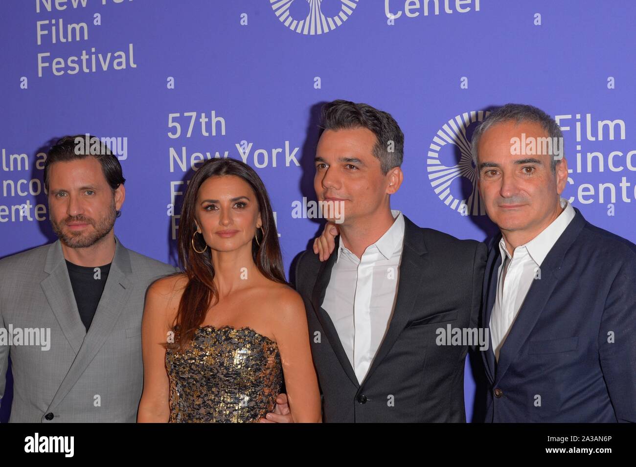 NEW YORK, NY - OTTOBRE 05: Edgar Ramirez, Penelope Cruz, Wagner Moura e Oliverier Assayas frequentare la 57th New York Film Festival 'Wasp Rete' arri Foto Stock