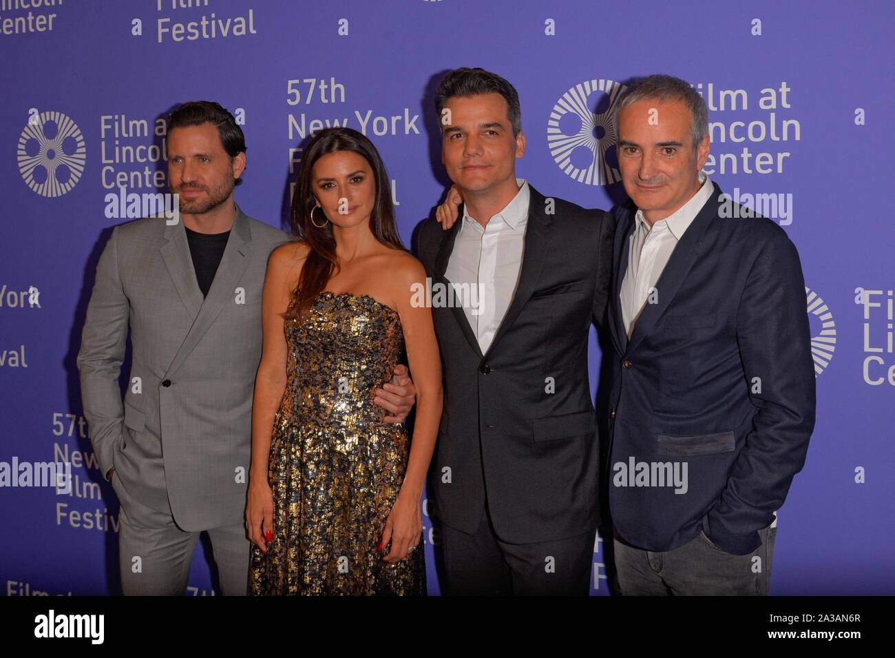 NEW YORK, NY - OTTOBRE 05: Edgar Ramirez, Penelope Cruz, Wagner Moura e Oliverier Assayas frequentare la 57th New York Film Festival 'Wasp Rete' arri Foto Stock