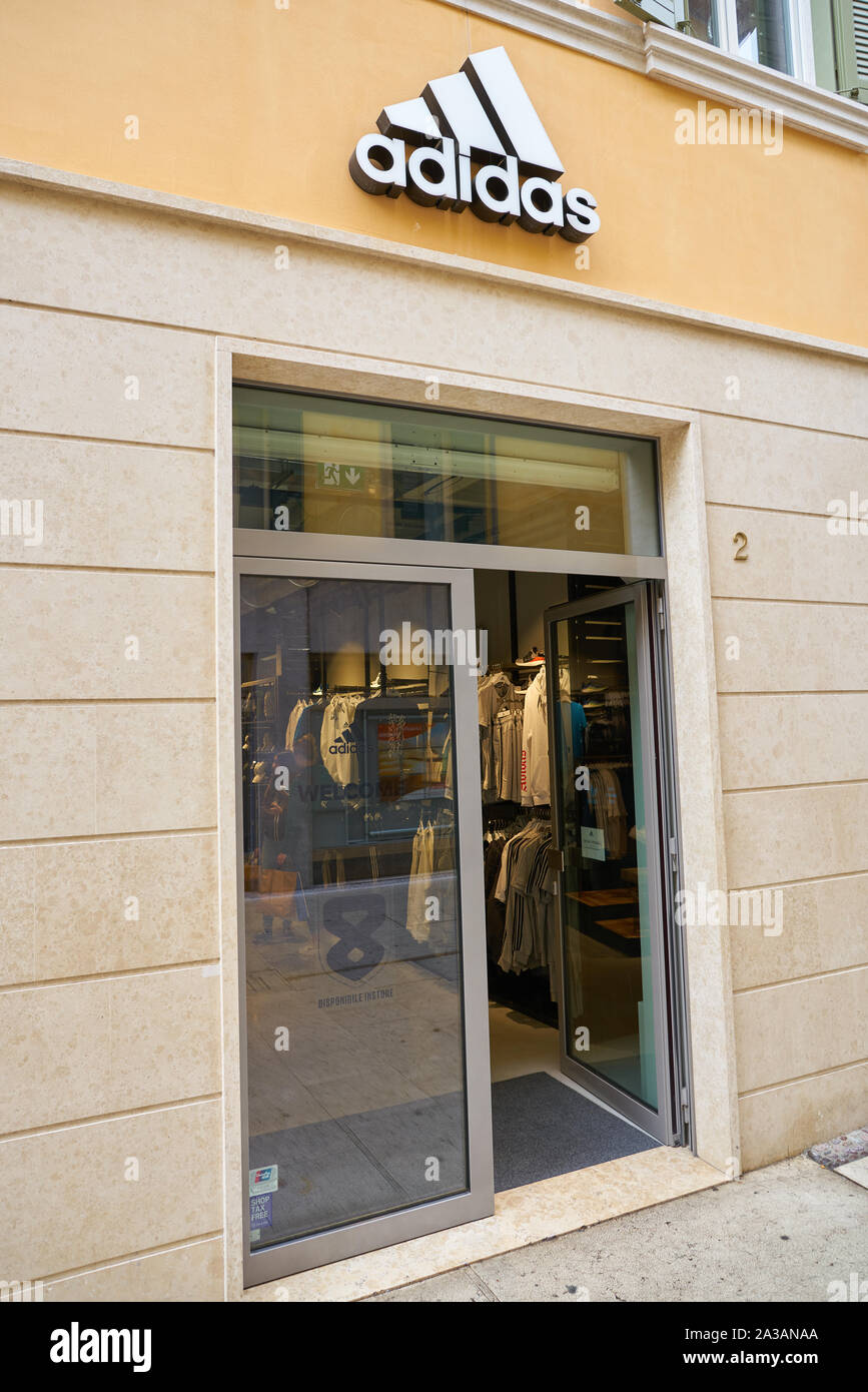 VERONA, Italia - circa maggio, 2019: ingresso in Adidas store di Verona  Foto stock - Alamy