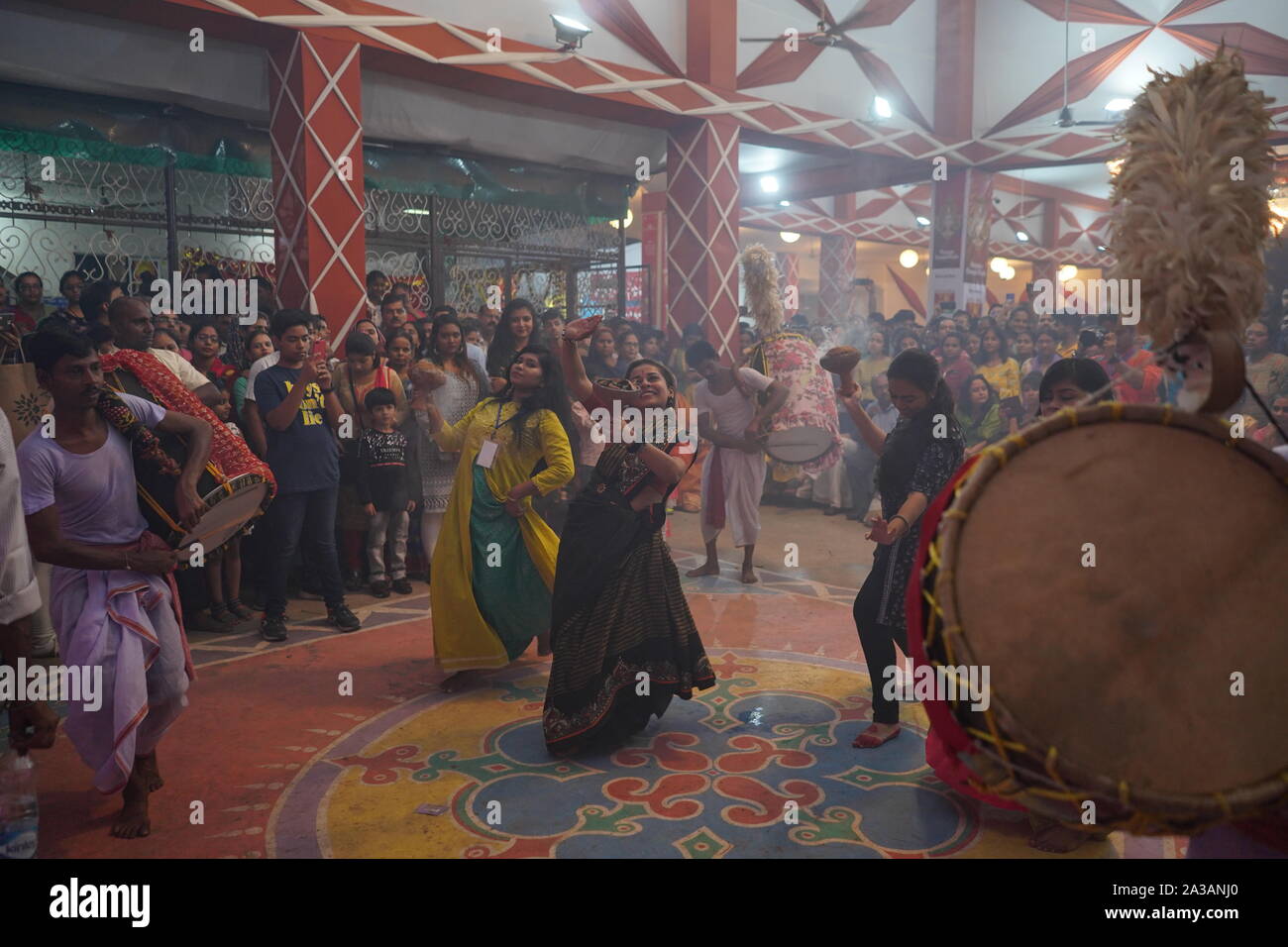 Dhunachi Dance è un tradizionale Bengali danza eseguita durante la Durga Puja. Foto Stock