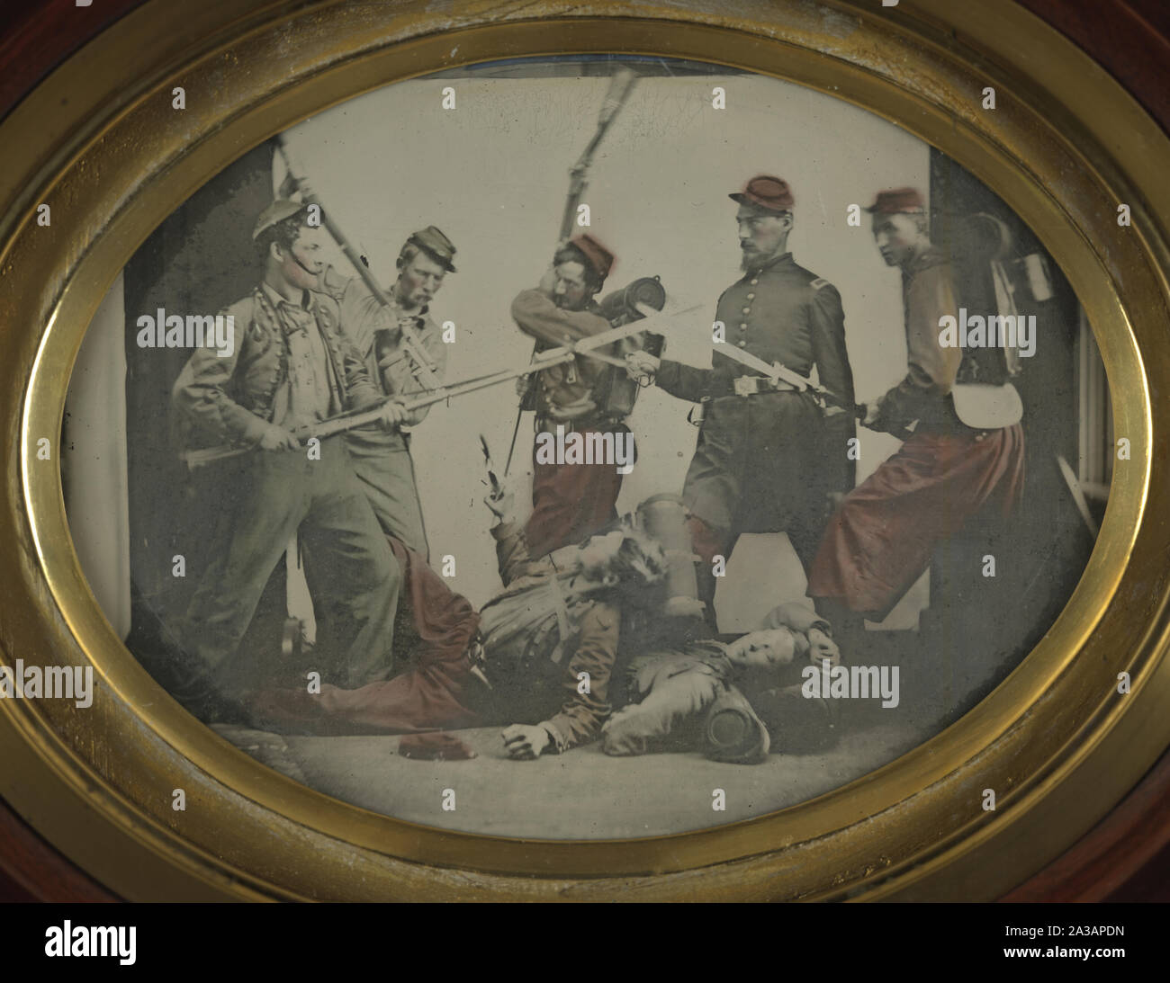 Sette soldati non identificato in Unione uniformi rievoca una scena di battaglia Foto Stock