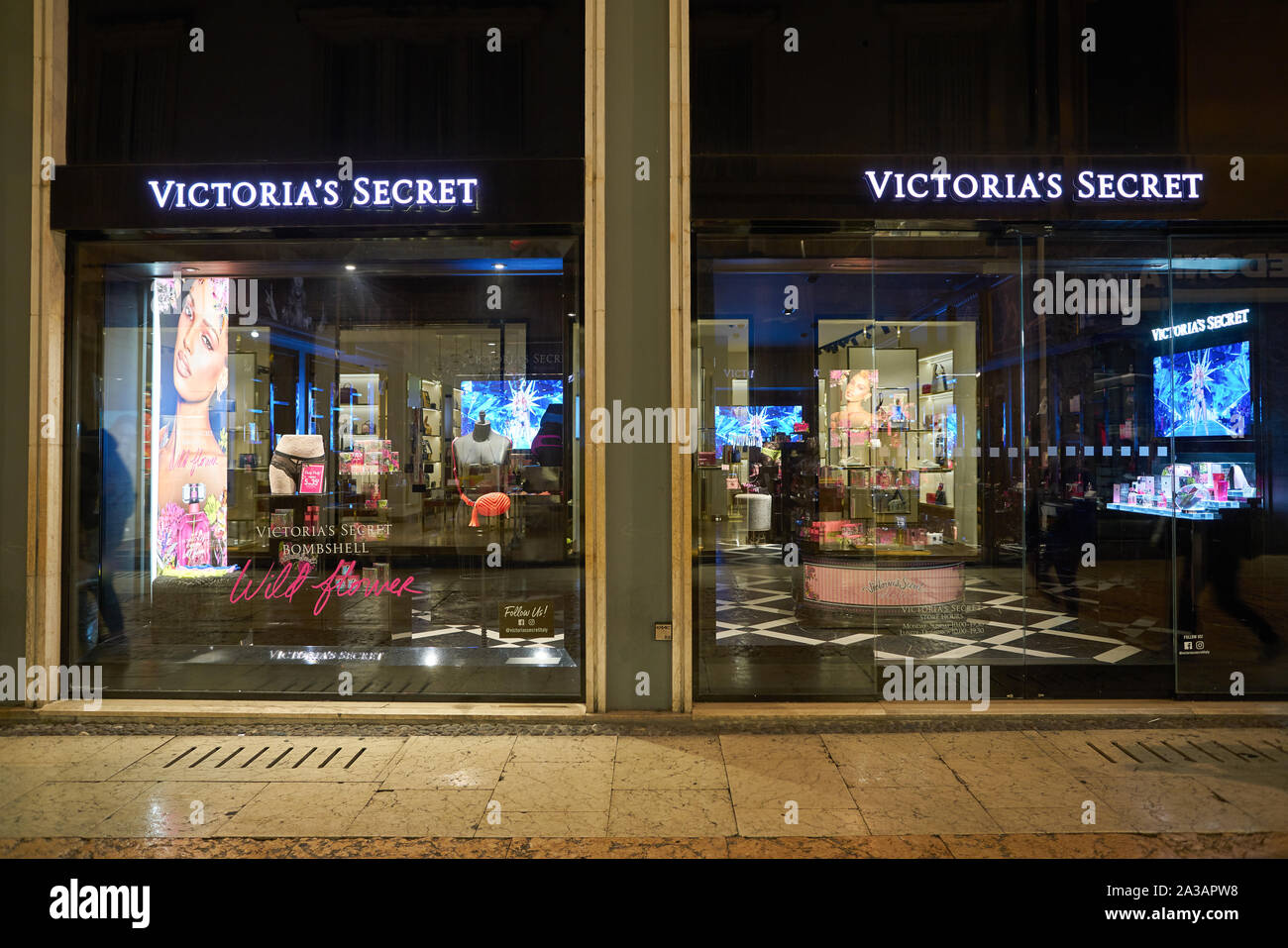 VERONA, Italia - circa maggio, 2019: vetrina di Victoria's Secret Store a  Verona Foto stock - Alamy