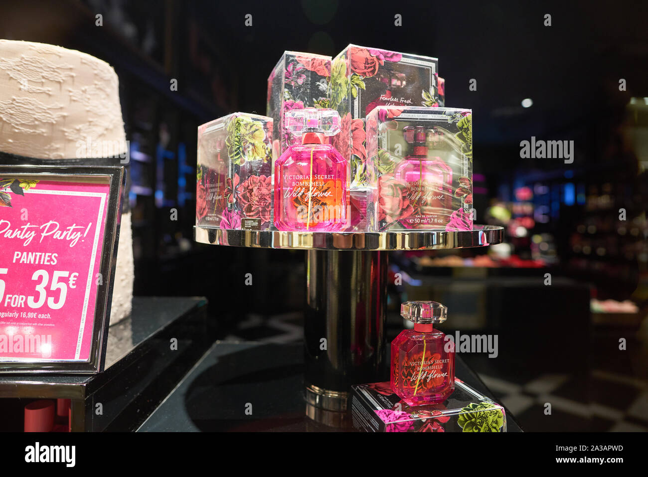 VERONA, Italia - circa maggio, 2019: profumi sul display a Victoria's Secret  Store a Verona Foto stock - Alamy