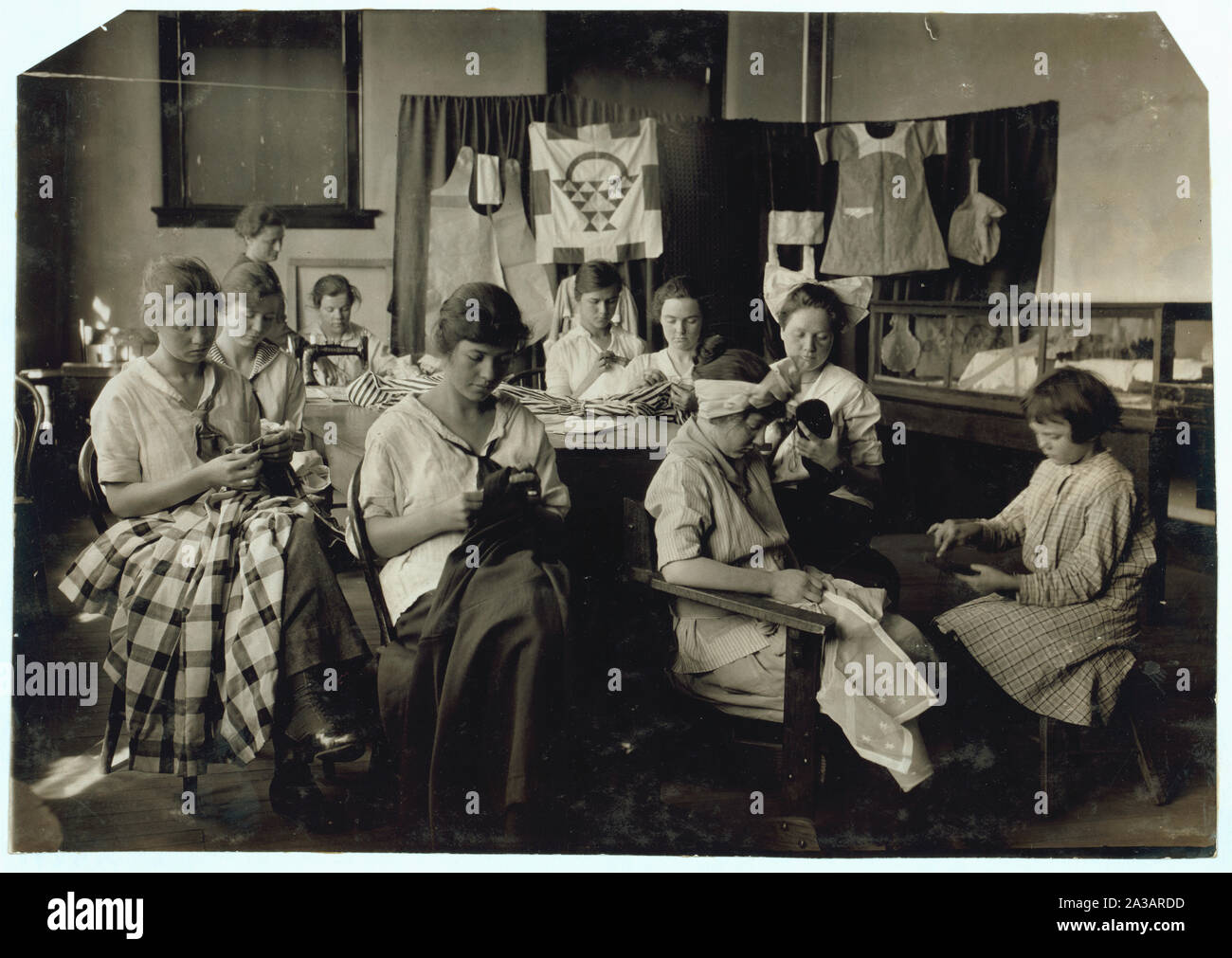 La cucitura e rammendo. Scuola di formazione per sordomuti. Vedere 4843-4851. Foto Stock