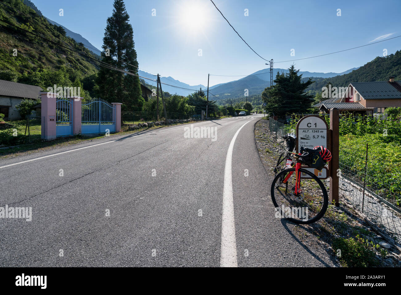 Strada che porta dal villaggio di Jausiers fino al Passo col de la Bonette, Francia, Alpi Foto Stock