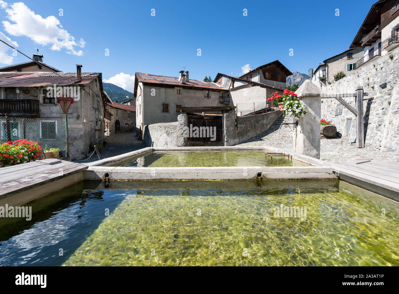 Piscina d'acqua e vista su Courmayeur, Alpi, Italia Foto Stock