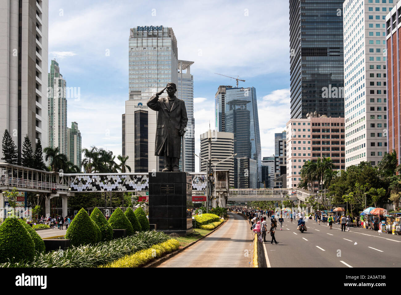 Jakarta, Indonesia - 1 Marzo 2019: la gente a piedi dalla statua di Sudirman, la commender della forza armata durante la guerra di indipendenza,a Jakarta business distri Foto Stock