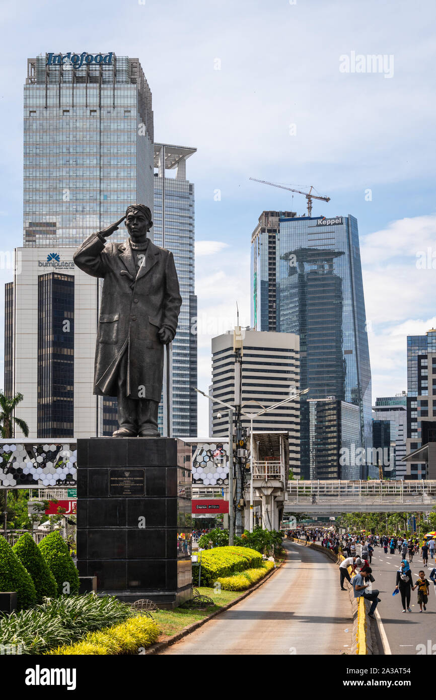 Jakarta, Indonesia - 1 Marzo 2019: la gente a piedi dalla statua di Sudirman, la commender della forza armata durante la guerra di indipendenza,a Jakarta business distri Foto Stock