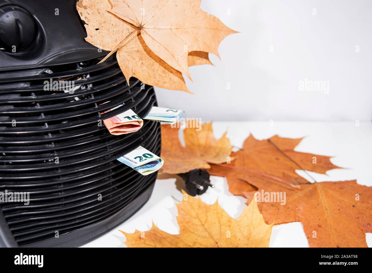 I soldi per il riscaldamento di fatture con riscaldatore nero su sfondo bianco. La stagione autunnale. Foto Stock