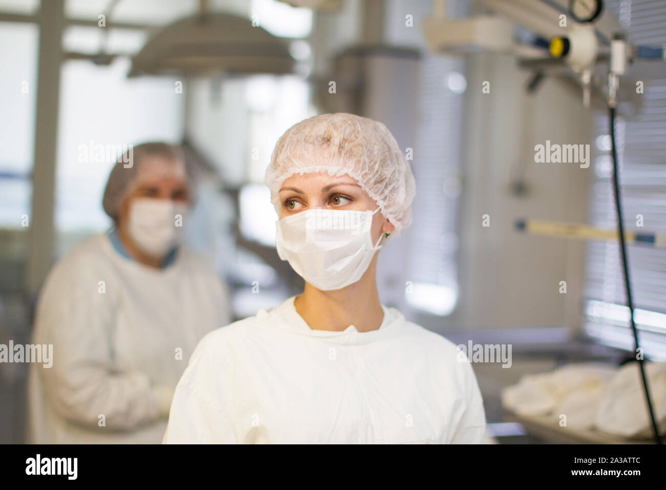 La Bielorussia, Gomel, 31 maggio 2017. Ospedale centrale. Operativo. Un medico in una maschera mascherato. Infermiera in vestiti.; Foto Stock