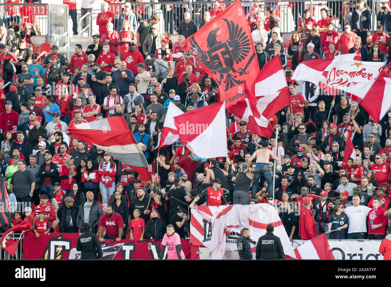 Toronto, Canada. 06 ott 2019. Toronto FC fan tifare per la loro squadra durante la MLS (Major League Soccer) Gioco tra Toronto FC e Columbus Crew SC. Punteggio finale: Toronto FC 1 - 0 Columbus Crew SC. Credito: SOPA Immagini limitata/Alamy Live News Foto Stock