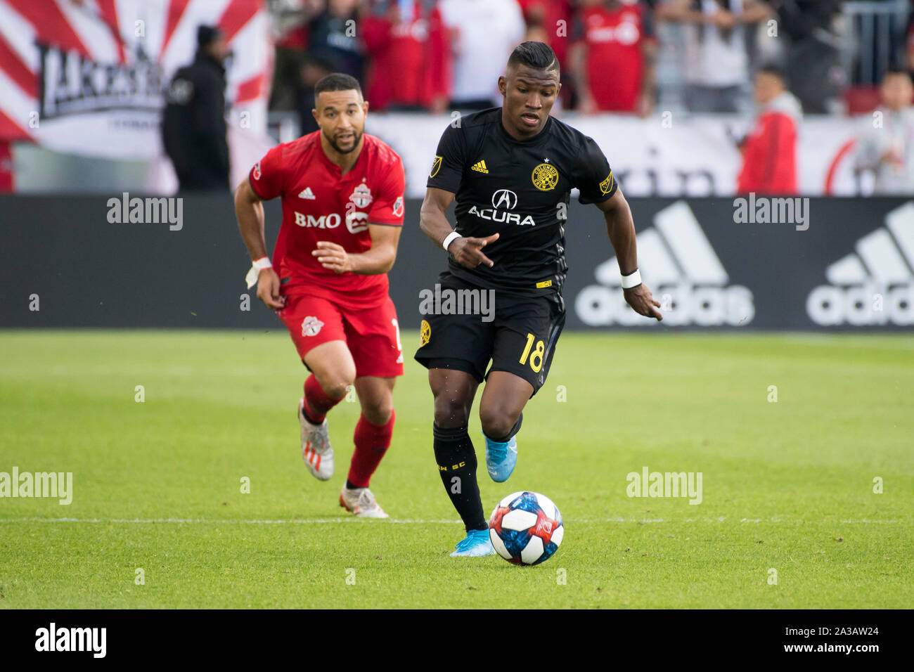 Toronto, Canada. 06 ott 2019. Luis Diaz (R) in azione durante la MLS (Major League Soccer) Gioco tra Toronto FC e Columbus Crew SC. Punteggio finale: Toronto FC 1 - 0 Columbus Crew SC. Credito: SOPA Immagini limitata/Alamy Live News Foto Stock