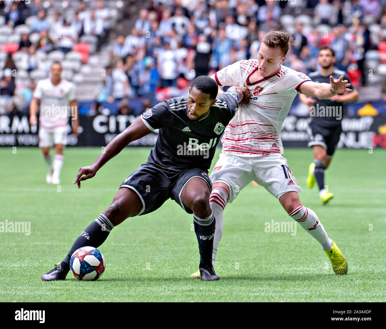 Vancouver, Canada. 6 Ottobre, 2019. Doneil Henry (L) di Vancouver con vies Corey Baird del Real Salt Lake durante la loro 2019 Major League Soccer (MLS) corrispondono alla BC Place di Vancouver, Canada, 6 ott. 2019. Credito: Andrew Soong/Xinhua/Alamy Live News Foto Stock