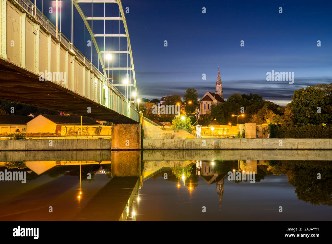 Germania, vista incredibile di berger chiesa riflettendo in silenziosa vetroso fiume Neckar acqua di notte accanto a un ponte in Stuttgart Bad Canstatt Foto Stock