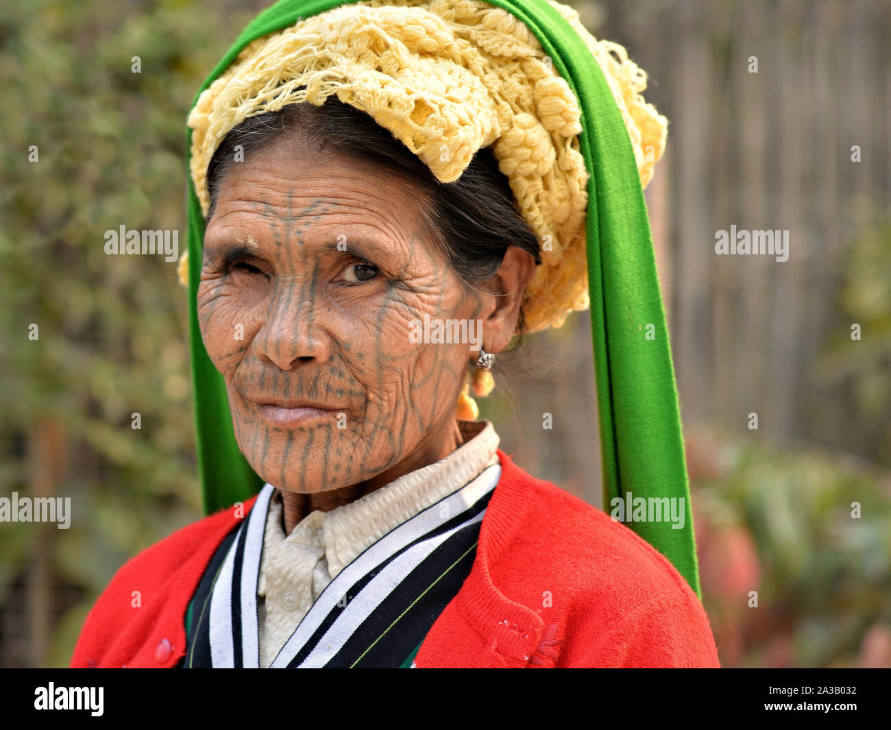 Anziani, one-eyed mento Muun donna tribale ('sdonna ragno') con i tradizionali tatuaggi facciali e vissuto in faccia pone per la fotocamera. Foto Stock