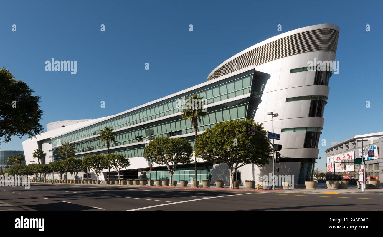 Della Nave a prua come estensione della Staples Center Sports Arena, casa dei Los Angeles Lakers e Clippers professional squadre di pallacanestro e il Los Angeles Kings pro hockey team. Los Angeles, California Foto Stock