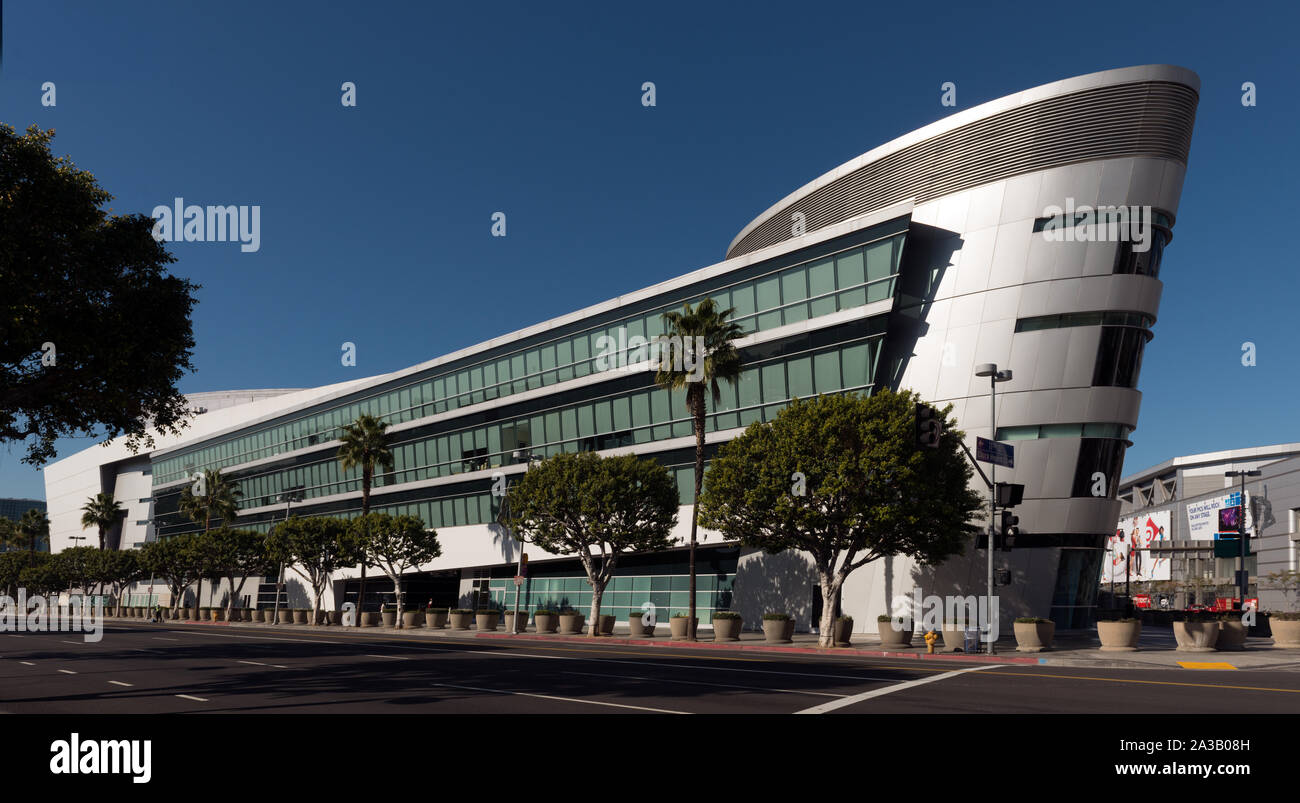 Della Nave a prua come estensione della Staples Center Sports Arena, casa dei Los Angeles Lakers e Clippers professional squadre di pallacanestro e il Los Angeles Kings pro hockey team. Los Angeles, California Foto Stock