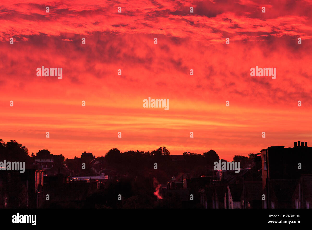 Forest Hill, Londra, Regno Unito, 07 ott 2019. Un bel rosso e rosa sunrise consente di impostare il tono per la nuova settimana a Londra in questo lunedì mattina all'inizio dell'autunno. Credito: Imageplotter/Alamy Live News Foto Stock