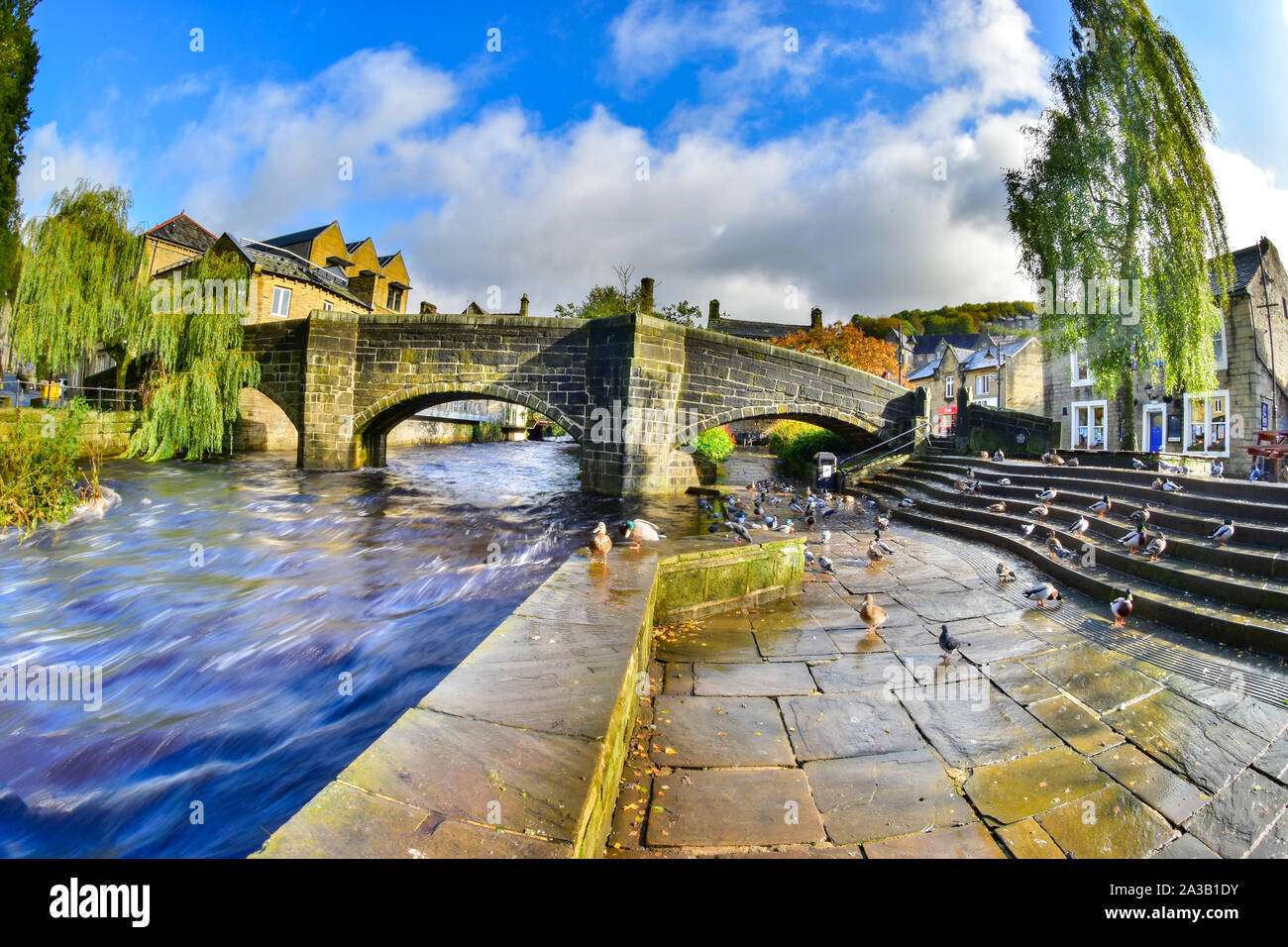 Il vecchio ponte Packhorse, Hebden acqua, Hebden Bridge, South Pennines, Calderdale, West Yorkshire Foto Stock