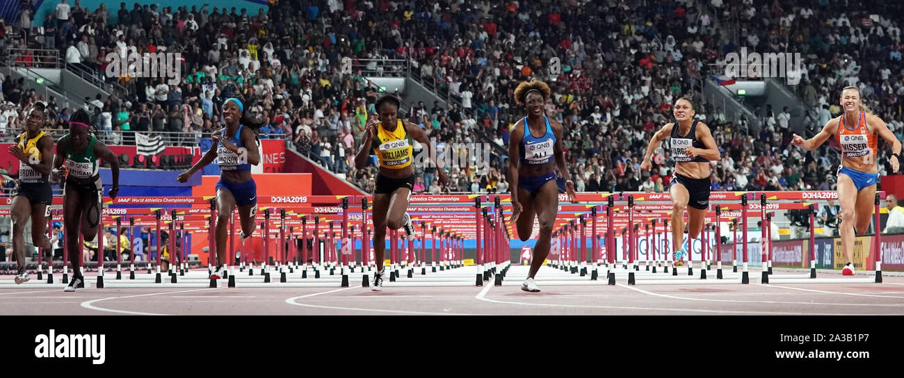Doha in Qatar. 6 Ottobre, 2019. Gli atleti competere durante le donne 100m ostacoli al 2019 IAAF mondiale di atletica a Doha, in Qatar, 6 ott. 2019. Credito: Li pista/Xinhua/Alamy Live News Foto Stock
