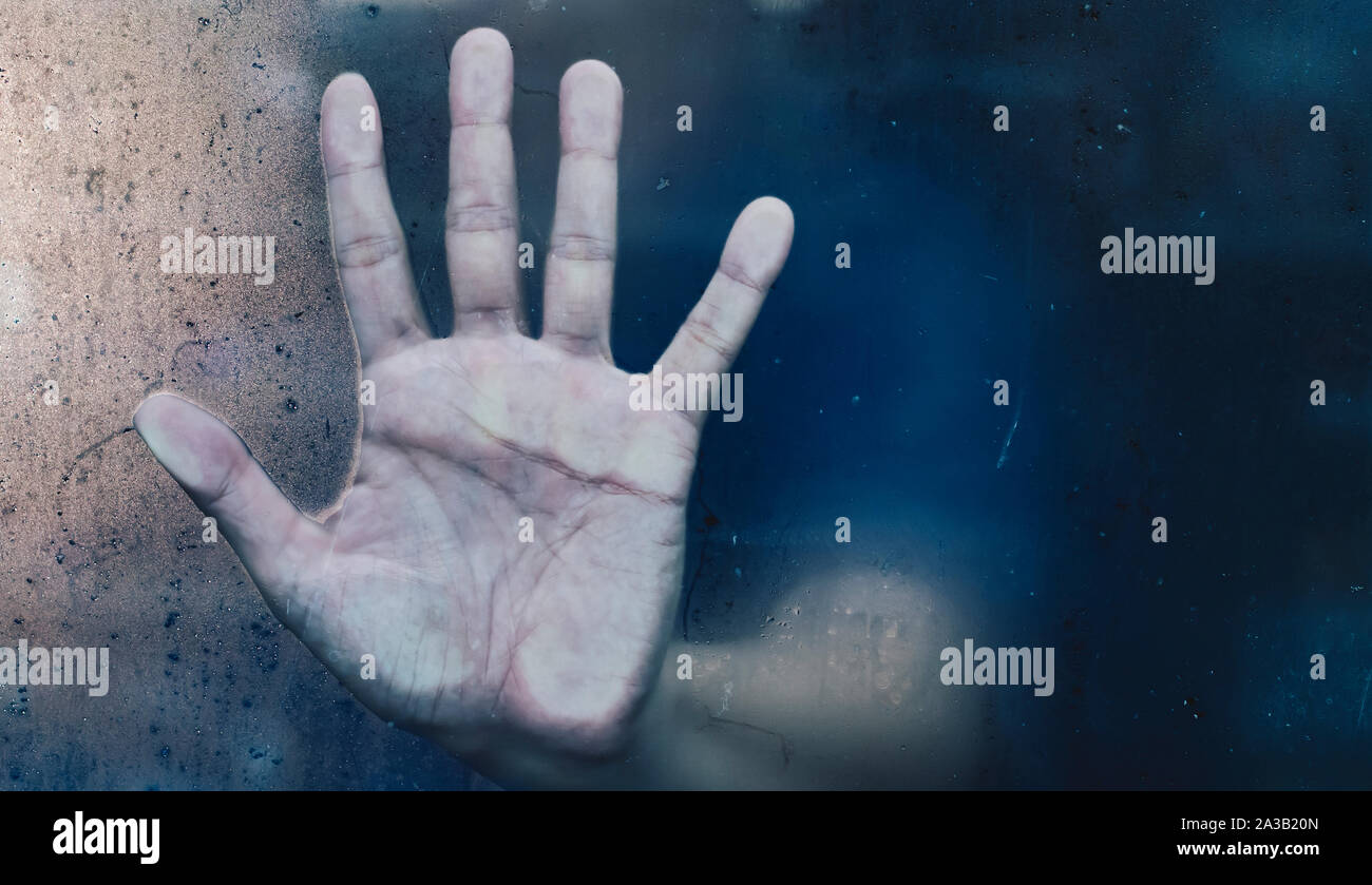 Pericoloso man mano dietro il vetro smerigliato.uomo di mistero. astratta sfondo Halloween Foto Stock