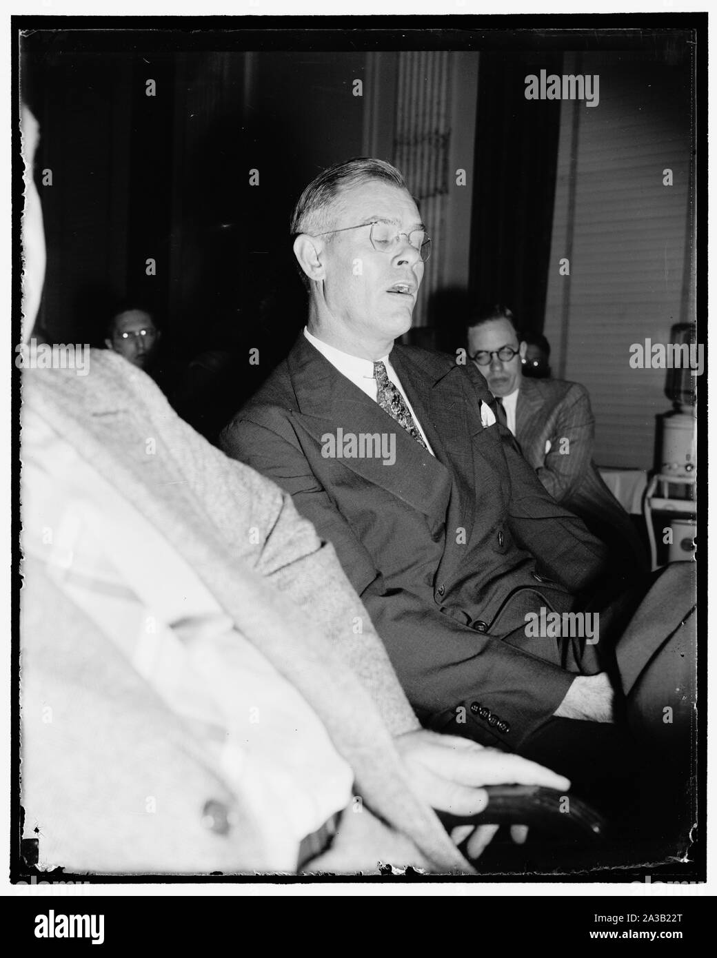 Riprese dalla propria polizia Repubblica dichiara Steel Corp. ufficiali. Washington, D.C., e il agosto 9. Carl. W. Meyers, district manager per Repubblica Steel Corp. al Canton Ohio, oggi ha riferito al Senato Commissione parlamentare libertà civili che egli è stato ucciso da uno dei suoi ufficiali della polizia durante lo sciopero di acciaio nel 1937. Egli ha detto un funzionario della società custodire la sua casa gli ha chiesto una domanda come egli si avvicinò e che egli ha risposto questo è il sig. Meyers. L'uomo, ha però aggiunto, non capisco lui e a 75 piedi sparato. Meyers ha chiamato l'uomo come Edwin Banca, 8/9/38 Foto Stock