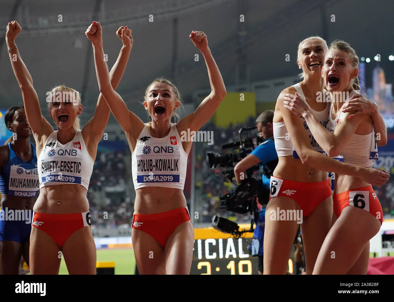 Doha in Qatar. 6 Ottobre, 2019. Team Polonia celebrare dopo la donna 4x400m relè presso il 2019 IAAF mondiale di atletica a Doha, in Qatar, 6 ott. 2019. Credito: Li pista/Xinhua/Alamy Live News Foto Stock