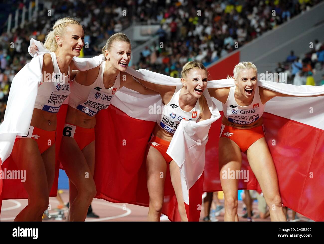 Doha in Qatar. 6 Ottobre, 2019. Team Polonia celebrare dopo la donna 4x400m relè presso il 2019 IAAF mondiale di atletica a Doha, in Qatar, 6 ott. 2019. Credito: Li pista/Xinhua/Alamy Live News Foto Stock