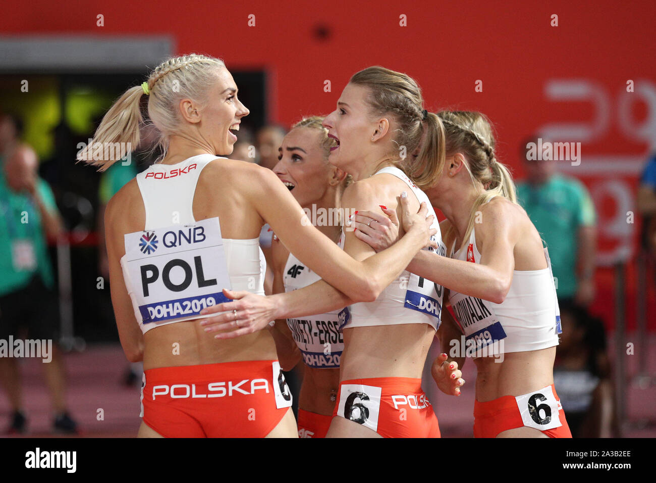 Doha in Qatar. 6 Ottobre, 2019. Gli atleti del Team Polonia celebrare dopo la donna 4x400m relè presso il 2019 IAAF mondiale di atletica a Doha, in Qatar, 6 ott. 2019. Credito: Li Ming/Xinhua/Alamy Live News Foto Stock