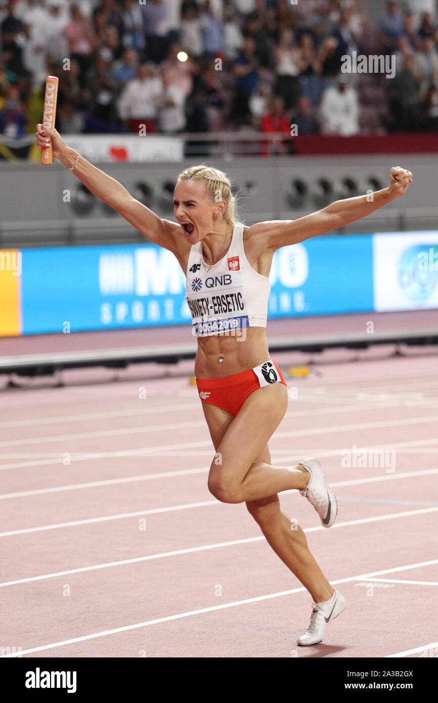 Doha in Qatar. 6 Ottobre, 2019. Justyna Swiety-Ersetic di Polonia reagisce dopo la donna 4x400m relè presso il 2019 IAAF mondiale di atletica a Doha, in Qatar, 6 ott. 2019. Credito: Li Ming/Xinhua/Alamy Live News Foto Stock