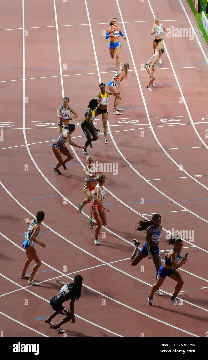 Doha in Qatar. 6 Ottobre, 2019. Phyllis Francesco (2a R, inferiore) degli Stati Uniti passa il testimone al suo compagno di squadra a Sydney McLaughlin (1R, inferiore) durante la donna 4x400m relè presso il 2019 IAAF mondiale di atletica a Doha, in Qatar, 6 ott. 2019. Credito: Wang Jingqiang/Xinhua/Alamy Live News Foto Stock