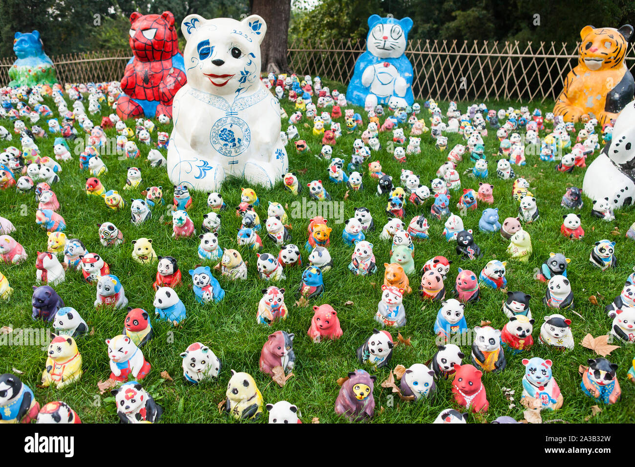 Esposizione d'arte di panda dipinti a mano in miniatura e grandi colorazioni di panda sono collocate sulla superficie erbosa di Pechino, Cina. Foto Stock