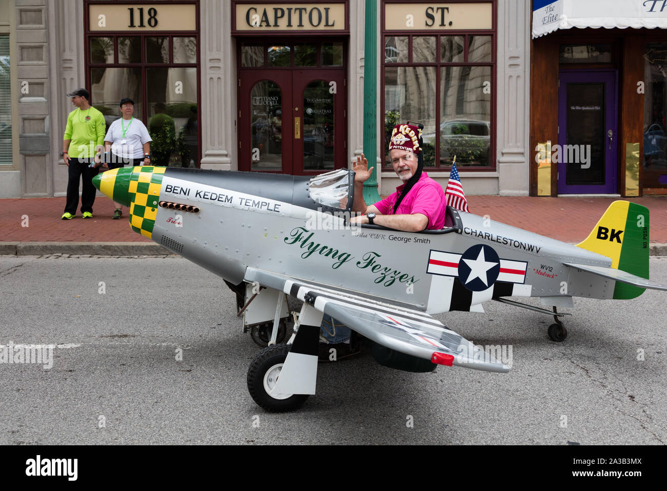 Shriners sono spesso visto cavorting in minuscolo clown automobili o addirittura tricicli a locali statunitensi parate. Ma questo membro di Charleston, West Virginia, Beni di Kadem Santuario trovato ancor più fantasiose di ruote per la città arte FestivALL Parade, in cui i gruppi teatrali, artisti visivi, ballerini, artisti di strada, arte automobili, music makers e delle organizzazioni locali che sfilano verso il basso Capitol Street. Il conducente e il suo compagno di piloti theselves chiamata Flying Fezzes un riferimento all' Shriners stile ottomano cofani in feltro Foto Stock