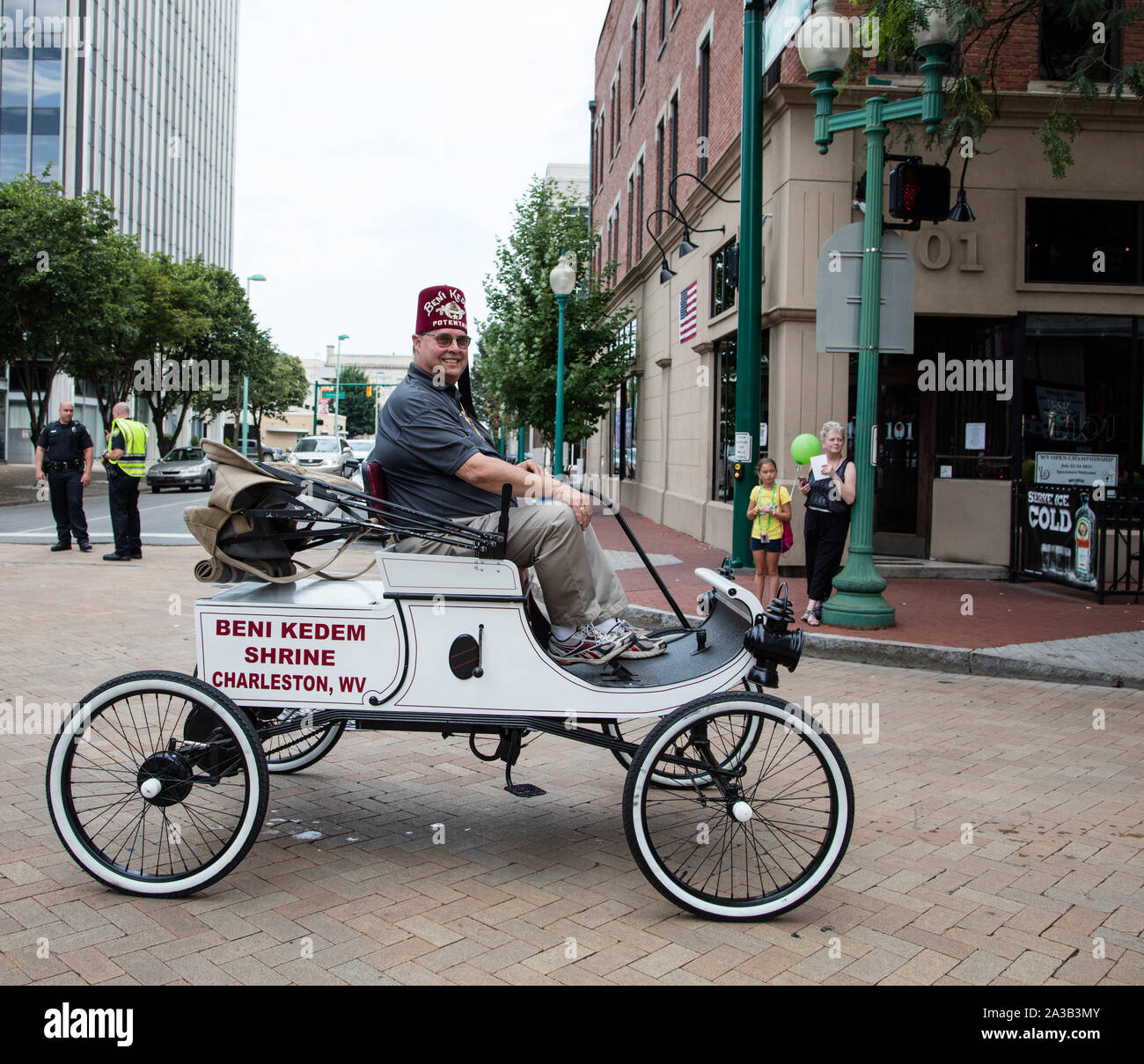 Shriners sono spesso visto cavorting in minuscolo clown automobili o addirittura tricicli a locali statunitensi parate. Ma questo membro di Charleston, West Virginia, Beni di Kadem Santuario trovato amatore di ruote per la città di arte FestivALL Parade, in cui i gruppi teatrali, artisti visivi, ballerini, artisti di strada, arte automobili, music makers e delle organizzazioni locali che sfilano verso il basso Capitol Street Foto Stock