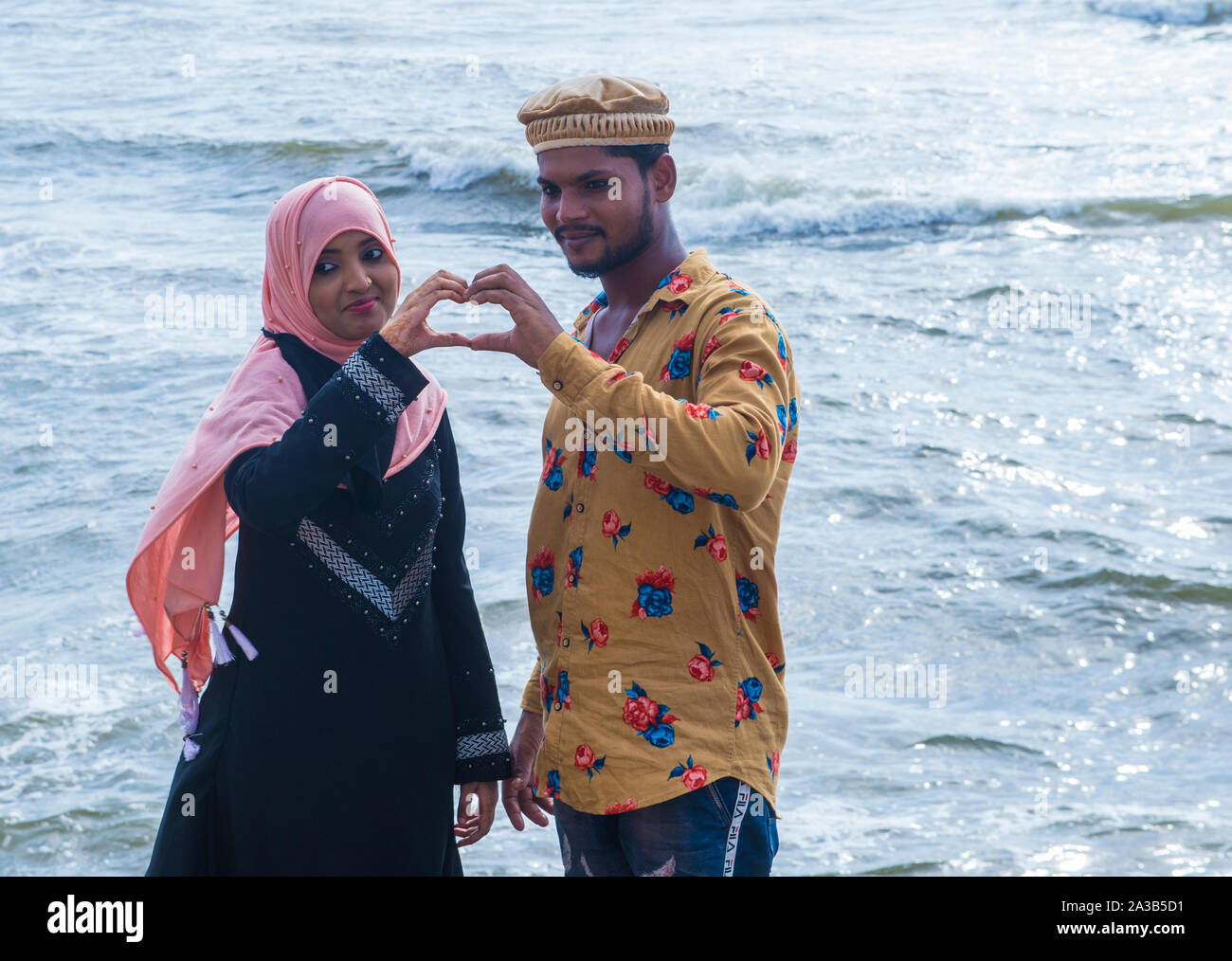 Coppia musulmana indiana alla spiaggia di Mumbai India Foto Stock