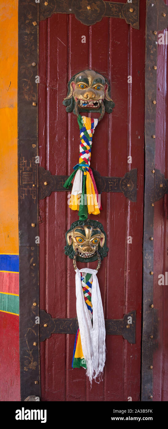 Nappe intrecciato che rappresentano le bandiere di preghiera per buona fortuna appendere alla porta di Norbulingka, l'ex palazzo estivo del Dalai Lama a Lhasa, in Tibet. Foto Stock