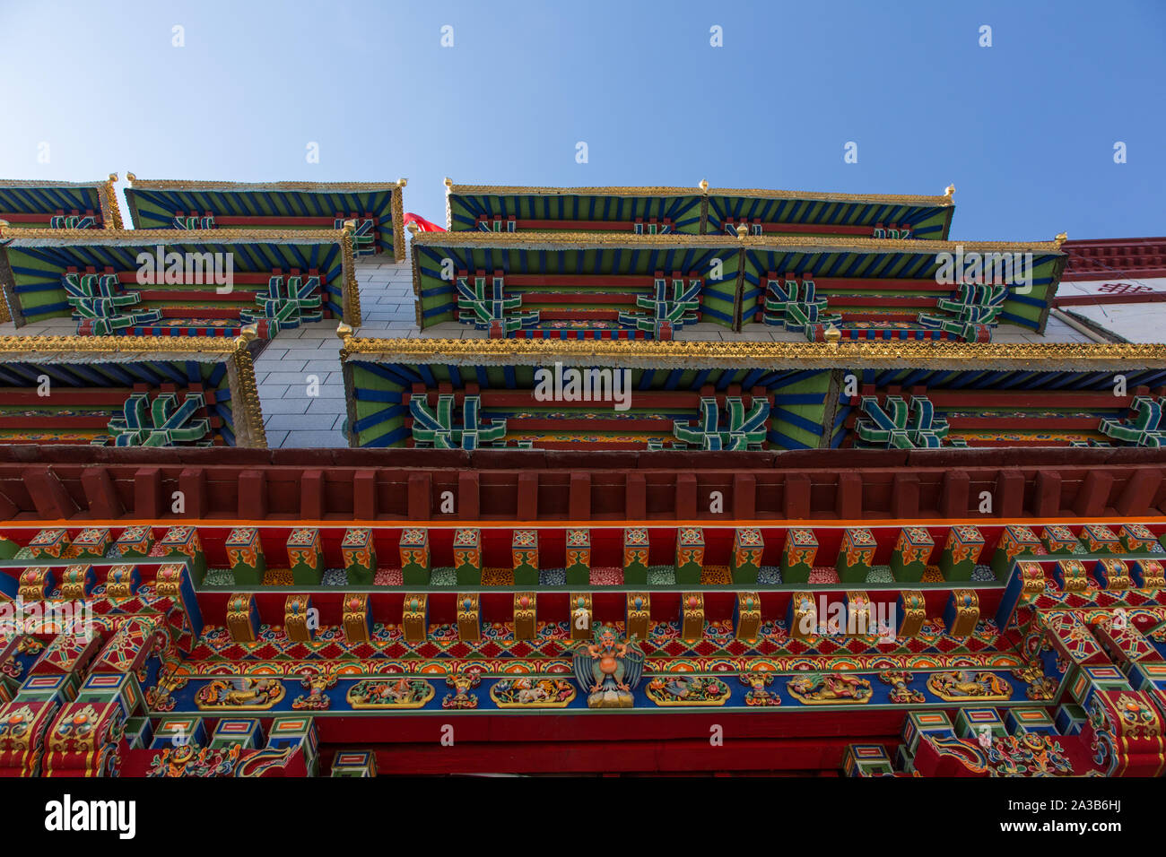 Le spalliere di gronda dipinte con un Garuda e altri simboli buddista su un edificio nella capitale asiatica città di Lhasa, in Tibet. Foto Stock