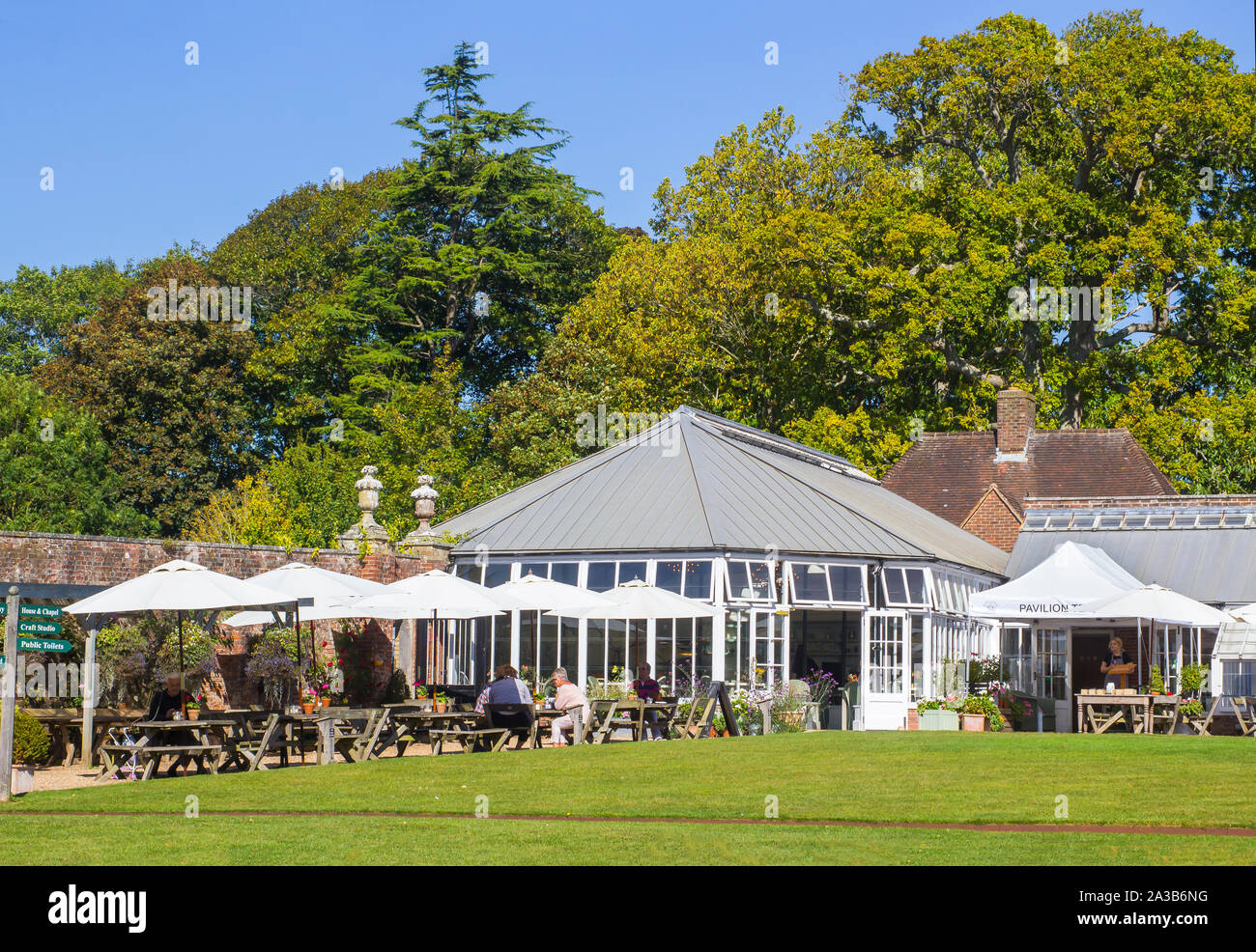 20 settembre 2019 i clienti pasti presso la sala da tè Pavillion a Stanstead casa maestosa casa e terreni nella South Downs National Park in West Susse Foto Stock